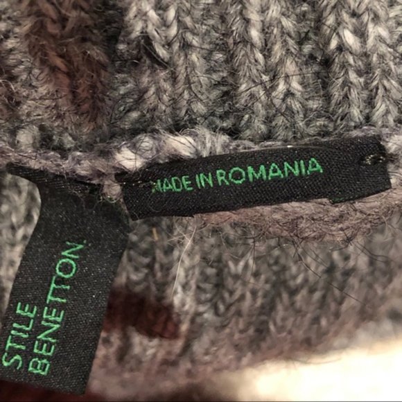 Stile Benetton gray argyle turtleneck sweater. Size Medium. - Picture 6 of 8